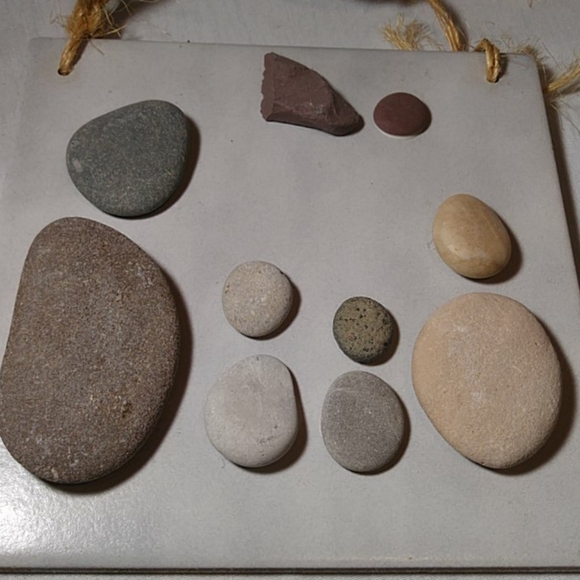 Stone Art Design Dad Mom & 2 Kids & Angel Watching - Picture 5 of 5